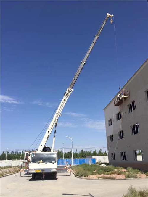 调兵山市“轻装强干”—— 吊车的 “轻量化臂架” 技术
